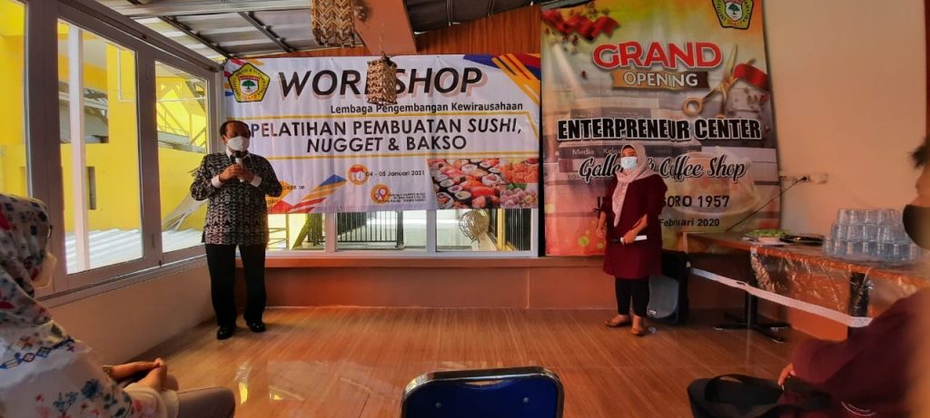 Pemateri sedang membawakan Materi